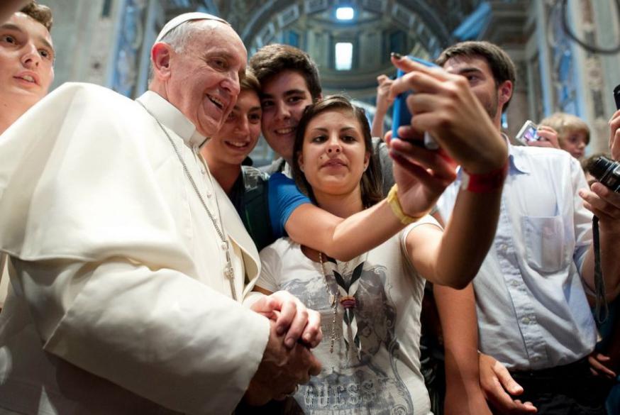Ook paus Franciscus is inmiddels vertrouwd met de selfie © SIR