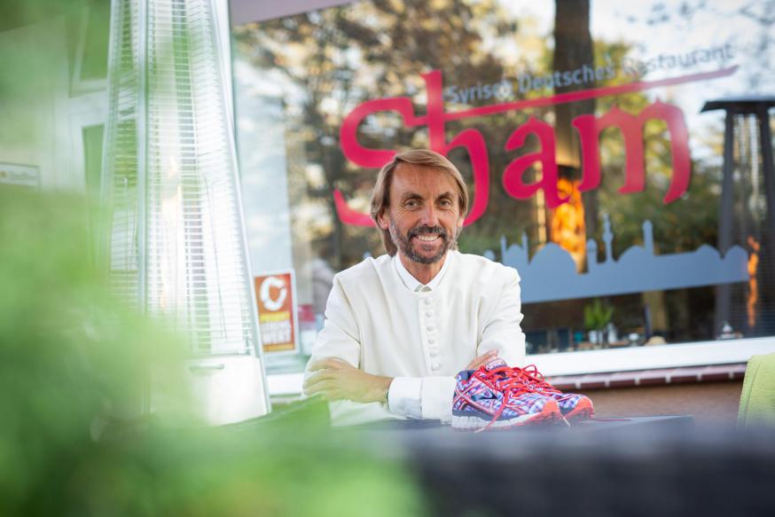 Pater Tobias in het sociaal restaurant Sham, met Syrisch-Duitse keuken. © FB Tobias Breer