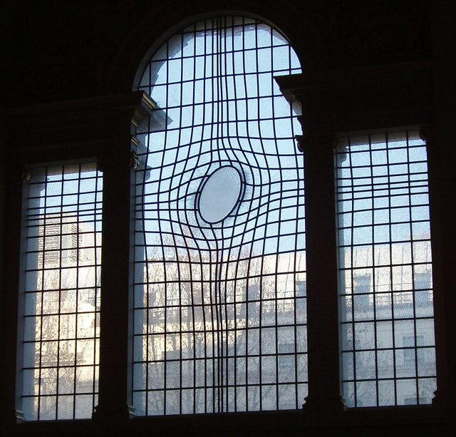 Glasraam door de Iraanse kunstenaar Shirazeh Houshiary in de kerk van Saint Martin's in the Field, Engeland. © WikiCommons Glasraam door de Iraanse kunstenaar Shirazeh Houshiary in de kerk van Saint Martin's in the Field, Engeland. © WikiCommons