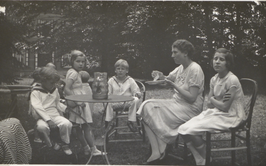 Charles Deckers is de derde in een gezin van 9 uit de gegoede burgerij. Een gezellige middag in Zandhoven. © Familiearchief Charles Deckers Charles Deckers is de derde in een gezin van 9 uit de gegoede burgerij. Een gezellige middag in Zandhoven. © Familiearchief Charles Deckers