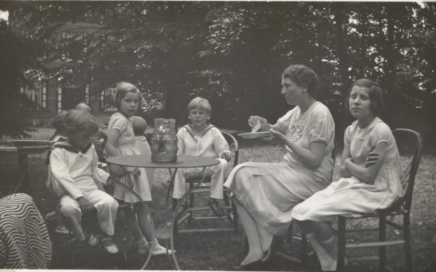 Charles Deckers is de derde in een gezin van 9 uit de gegoede burgerij. Een gezellige middag in Zandhoven. © Familiearchief Charles Deckers