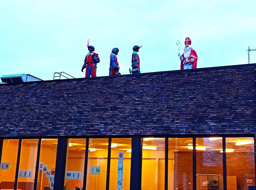 Sint en pieten op het dak van de school 