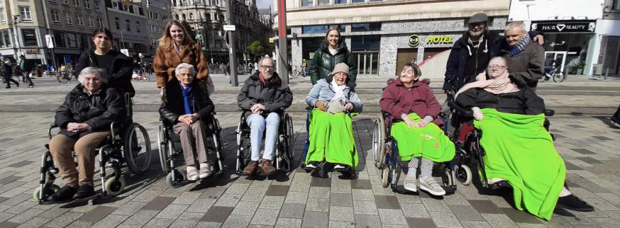 Sint-Annavrijwilligers op stap met bewoners © wzc Sint-Anna