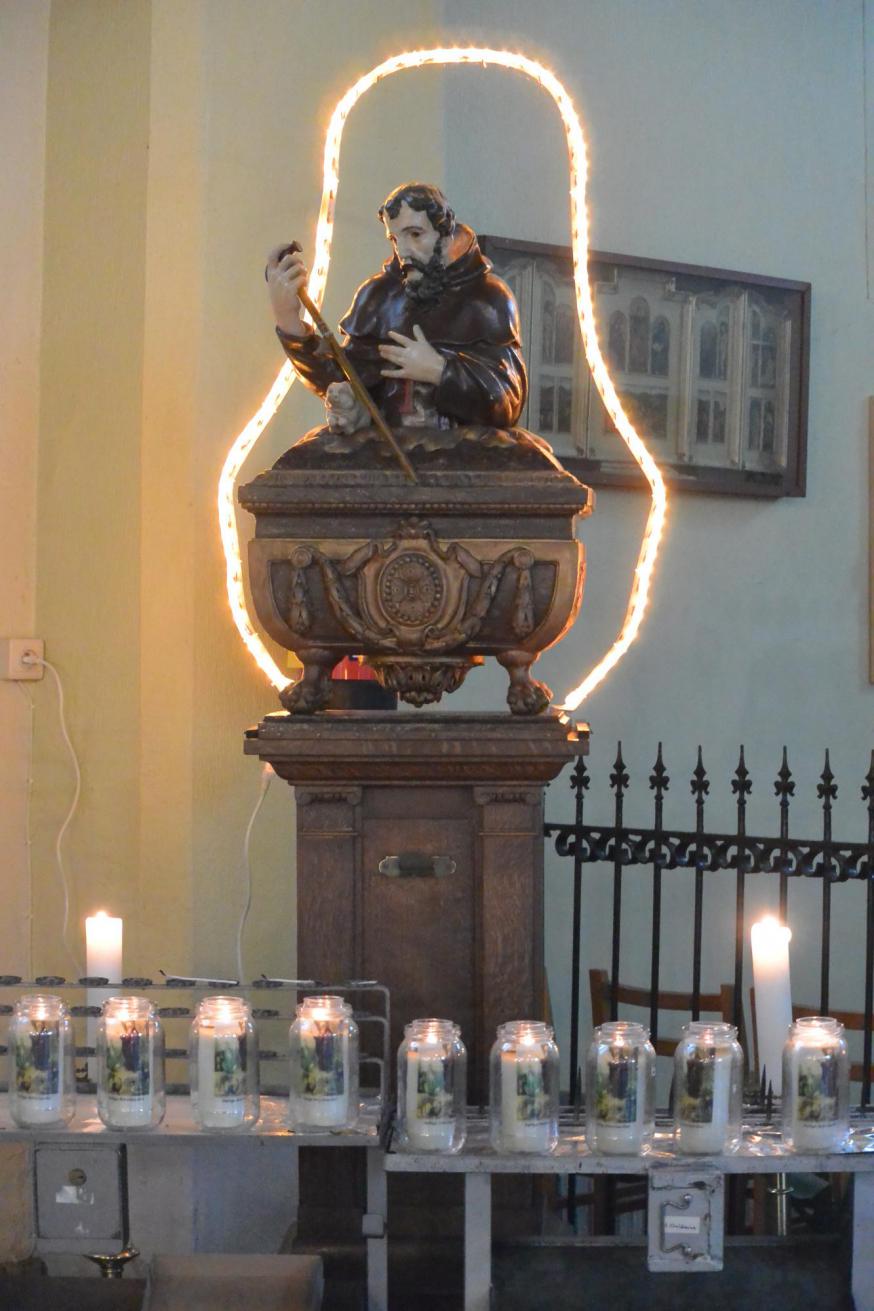 Beeld van Sint-Antonius Abt in de Sint-Niklaaskerk in Leke, massief en gekapt uit een lindeboom, rond de jaren 1890. Dit beeld werd ooit gestolen, maar terug gevonden. Tijdens WOI werd het beeld op aanraden van een Duitse officier in de grond gestopt. 