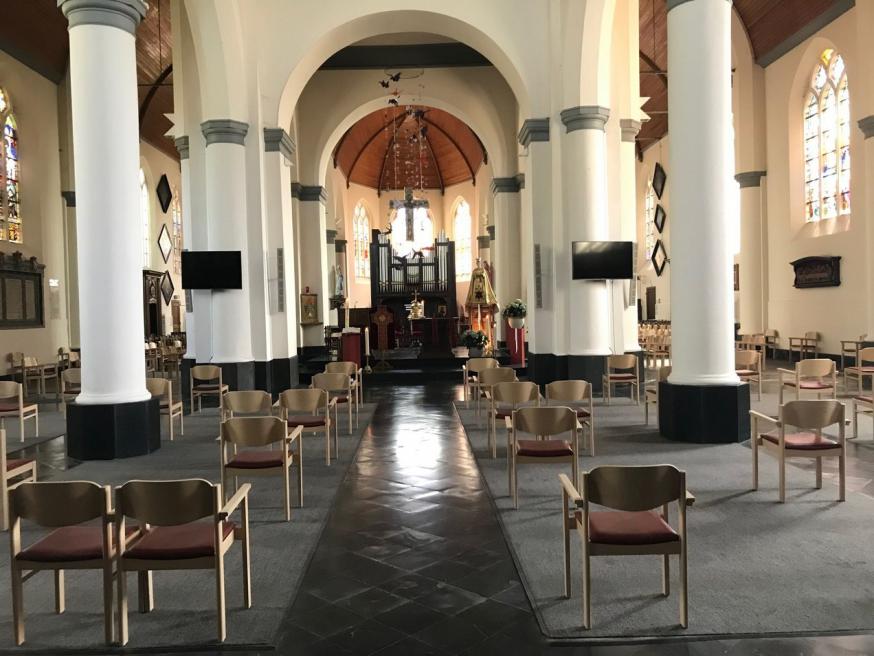 Stoelschikking in de Sint-Pieterskerk in Oostkamp: verspreid per 1, 2 of 3, al naar gelang de bubbels. Enkel stewards kunnen de schikking nog aanpassen bij het begin van de viering.  © Sint-Pieterskerk Oostkamp