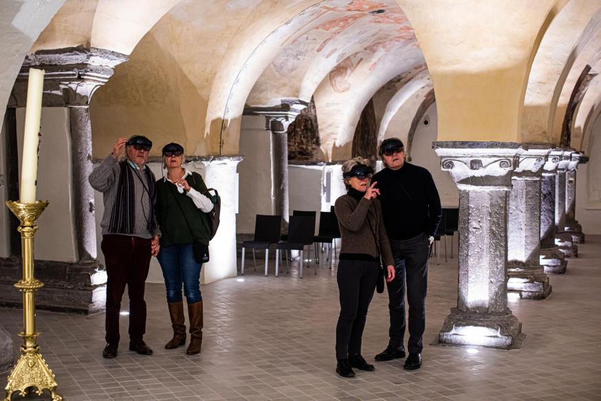 Dankzij Augmented Reality-brillen kunnen bezoekers de tijd van Van Eyck 'live' herbeleven. © Sint-Baafskathedraal Gent – www.artinflanders.be – Bas Bogaerts