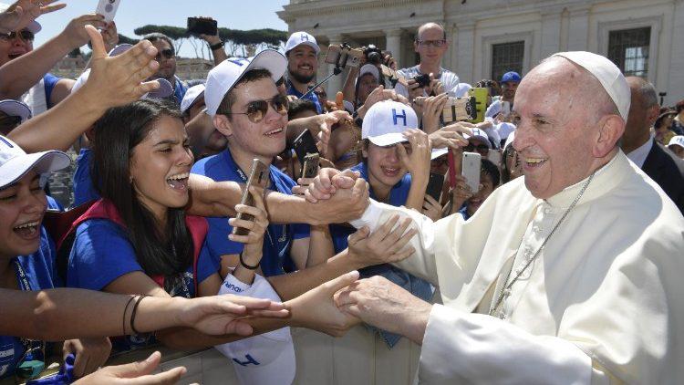 Paus begroet pelgrims op het Sint-Pietersplein © Vatican Media