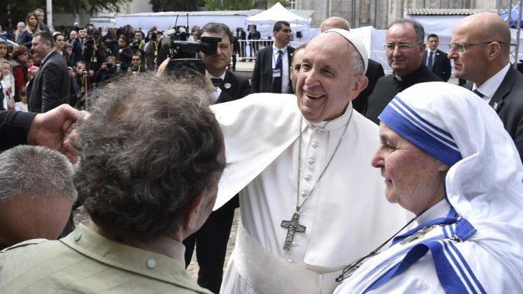 Paus Franciscus bij zusters van naastenliefde in Skopje © Vatican Media
