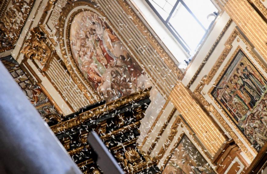 Een beeld uit 2018. Ook toen sneeuwde het bloemblaadjes in de Santa Maria Maggiore in Rome. © KNA