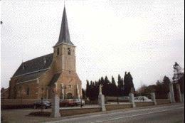 Buitenzicht op kerk en kerkpleintje. 