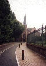 St-Pieters-Bandenkerk te Voorde, schilderachtig ingeplant aan bocht van Kerkweg. 