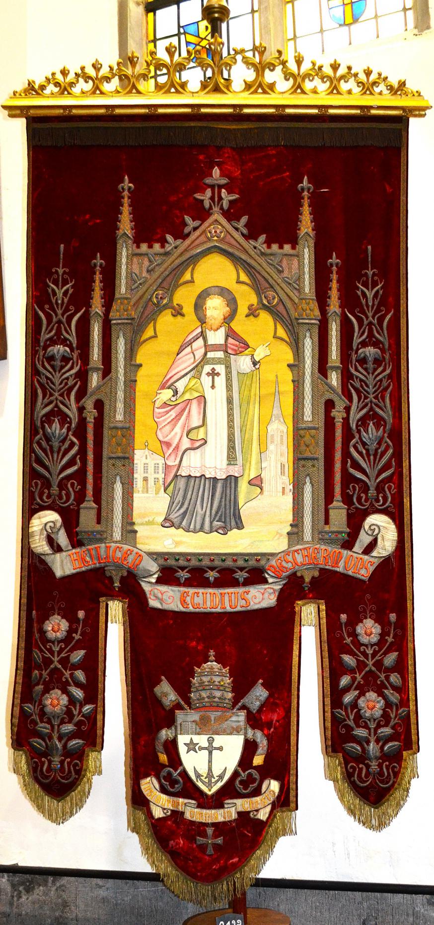Beeld van de H. Egidius in de winterkapel voor het oude processievaandel van St.-Egidius (gemaakt door "borduurderij" Van Severen uit Sint-Niklaas) 
