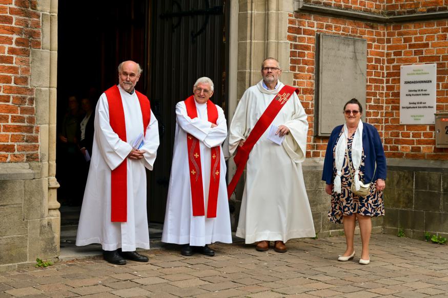 Vormheer Albert Van Kerkhove, pastoor Marc Van Steen, diaken Geert Schelfhout en Rita Windels verwelkomen de vormelingen in Stekene -  © @Close Up Els Buys