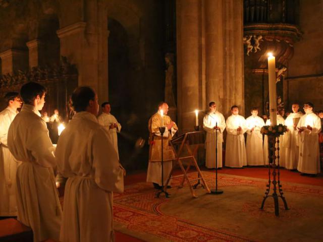 'Heilige Vader, aanvaard in deze glorierijke paasnacht het loflied dat de Kerk U toezingt nu zij haar licht heeft ontstoken.' © Stiftspfarre Heiligen Kreuz (Oostenrijk)