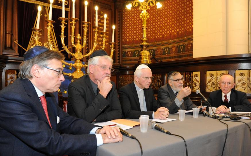 Philippe Markiewicz (voorzitter Centraal Israëlitisch Consistorie), pastor Steven H. Fuite, kardinaal Jozef De Kesel, opperrabbijn Albert Guigui en Thomas Gergely © Arthur Volponi Philippe Markiewicz (voorzitter Centraal Israëlitisch Consistorie), pastor Steven H. Fuite, kardinaal Jozef De Kesel, opperrabbijn Albert Guigui en Thomas Gergely © Arthur Volponi
