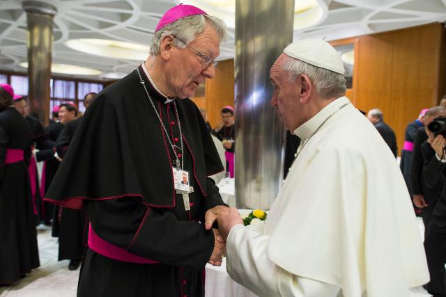 Bisschop Van Looy met paus Franciscus op de synode van oktober 2015 © SIR