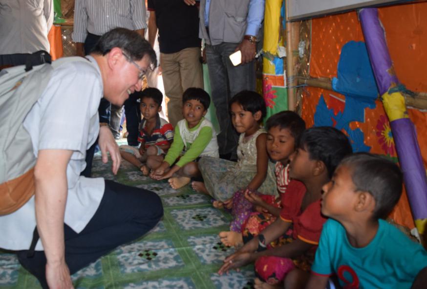 Kardinaal Tagle bij vluchtelingen uit Myanmar © Caritas Internationalis