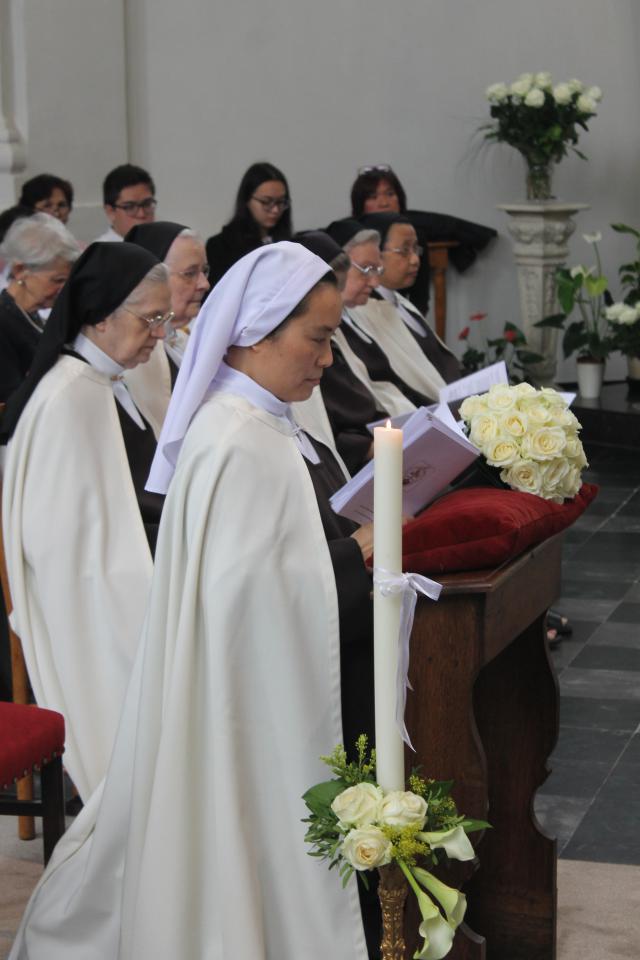 Zuster Marie Paul Thérèse bij het begin van de viering. Als een bruid neemt ze plaats op de bidbank vooraan in de basiliek. © Karmel Vilvoorde