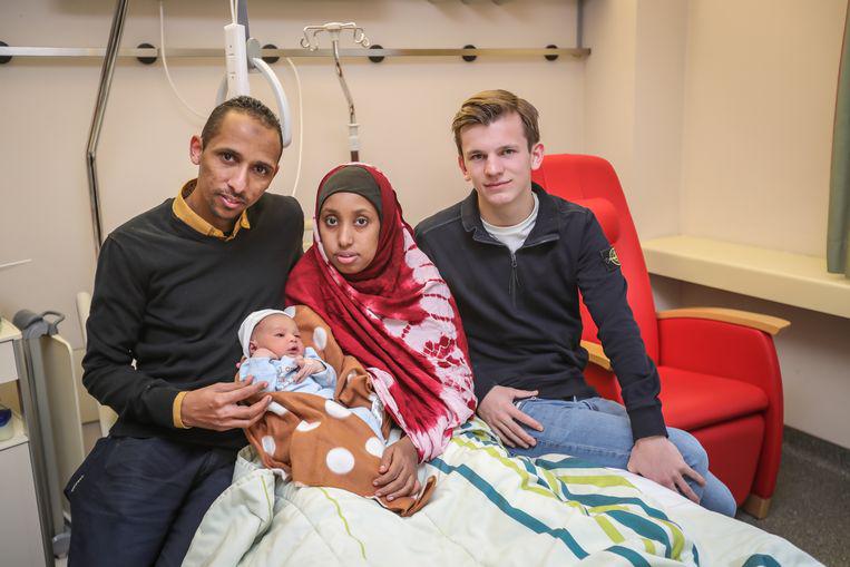 Thuur Vanhove bracht het Somalische koppel veilig naar het ziekenhuis, maar de kleine Shurahbil werd nog voor aankomst geboren. © Borgerhoff Thuur Vanhove bracht het Somalische koppel veilig naar het ziekenhuis, maar de kleine Shurahbil werd nog voor aankomst geboren. © Borgerhoff