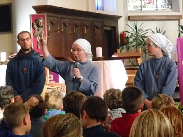 De zusters en broeders van Tiberiade leren de kinderen bidden met 5 vingers 