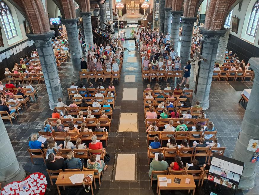 Geen enkele stoel onbezet tijdens de slotviering van de schoolgemeenschap Toermalijn in de Heilig Kruiskerk van Stekene. 