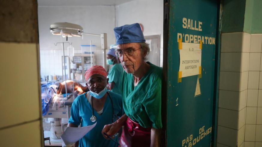 Réginald Moreels in het ziekenhuis van zijn Congolese collega in Beni. © VIER