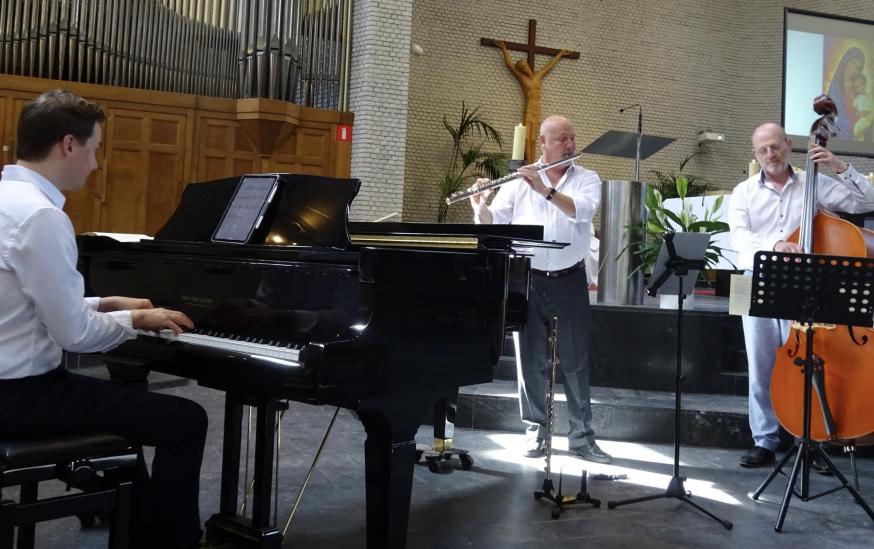 Drie jazzmuzikanten spelen hun muziek, vrijdag 15 augustus 2025 © Marjo Perry