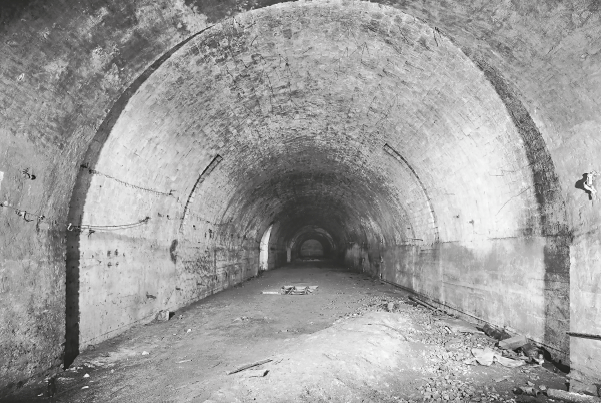 Blik op het tunnelcomplex van de voormalige „Klosterwerke“, Fotografie Jürgen M. Pietsch, ca. 2003 