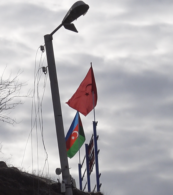 Aan de afgesloten weg van Stepanakert naar Sjoesji wapperen vlaggen van Azerbeidzjan en van Turkije © Dustin Hoffmann