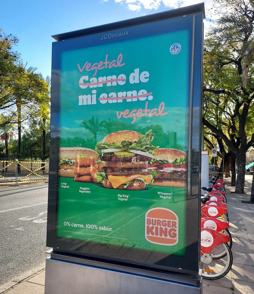 Een van de reclameborden voor de vegatarische hamburgers © Twitter