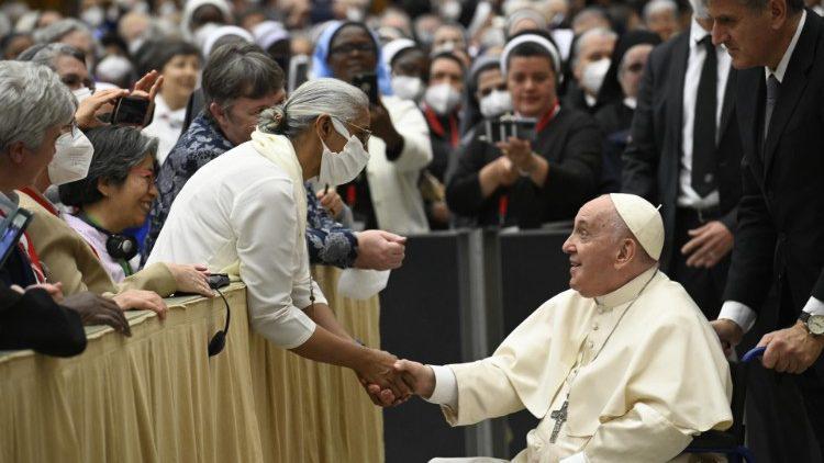 Franciscus (in rolsteol) tijdens de ontmoeting met hogere oversten van vrouwelijke religieuzen © Vatican Media