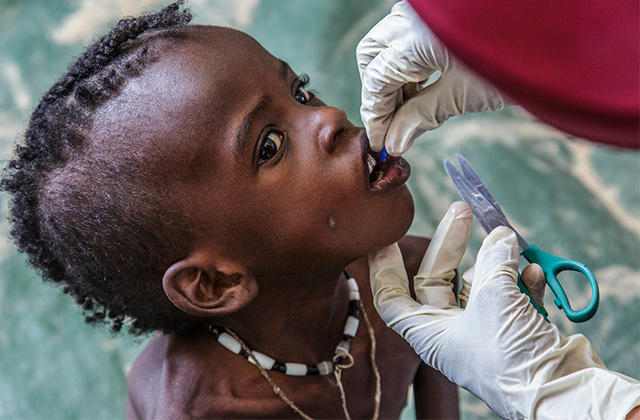 Ajija Lawani, 6 jaar, krijgt een behandeling op basis van vitamine A. © UNICEF