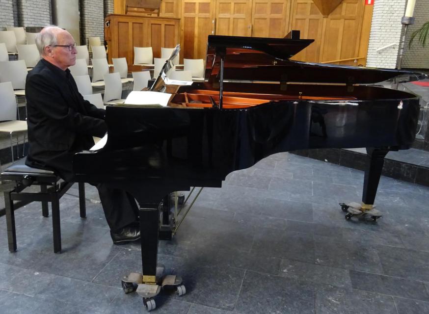 Pianist Urbain Boodts speelde tijdens de concertmis van zondag 6 september 2026 heerlijke muziekstukken van J.S. Bach. © Marjo Perry