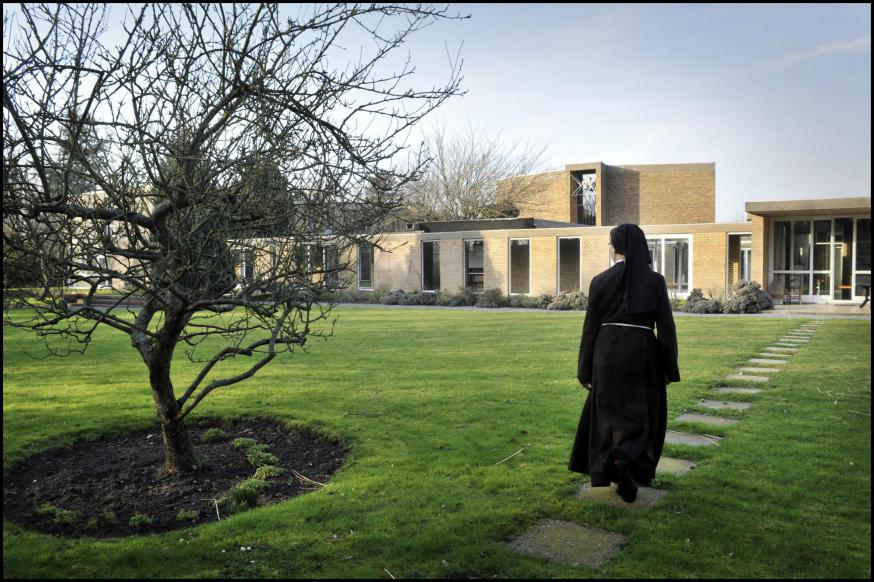 Op weg ... naar de clarissen van het Monasterium Zonnelied in Oostende. © Violet Corbett-Brock