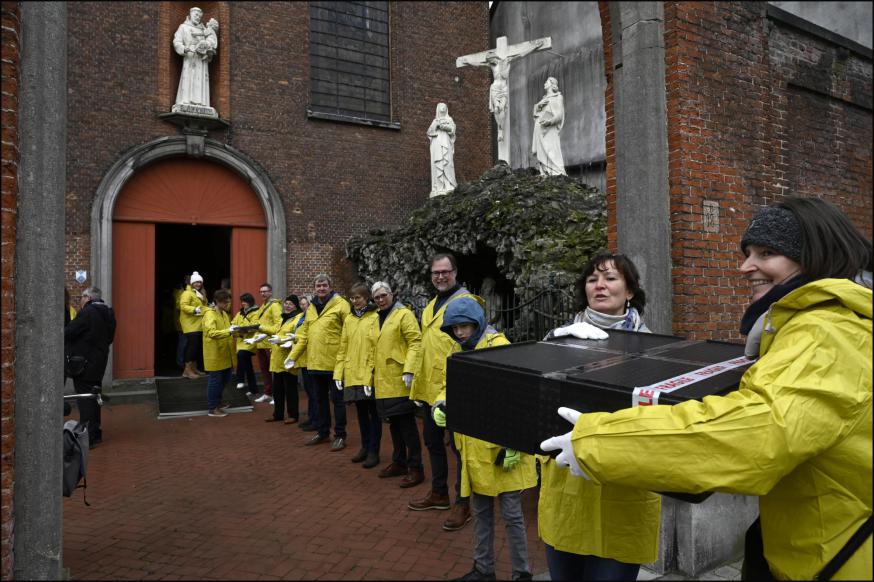 De vrijwilligers vormden een menselijke ketting tot aan de Kapucijnenkerk even verder op in de straat, waar de inboedel van de abdij een tijdelijk onderkomen krijgt.  © Violet Corbett-Brock