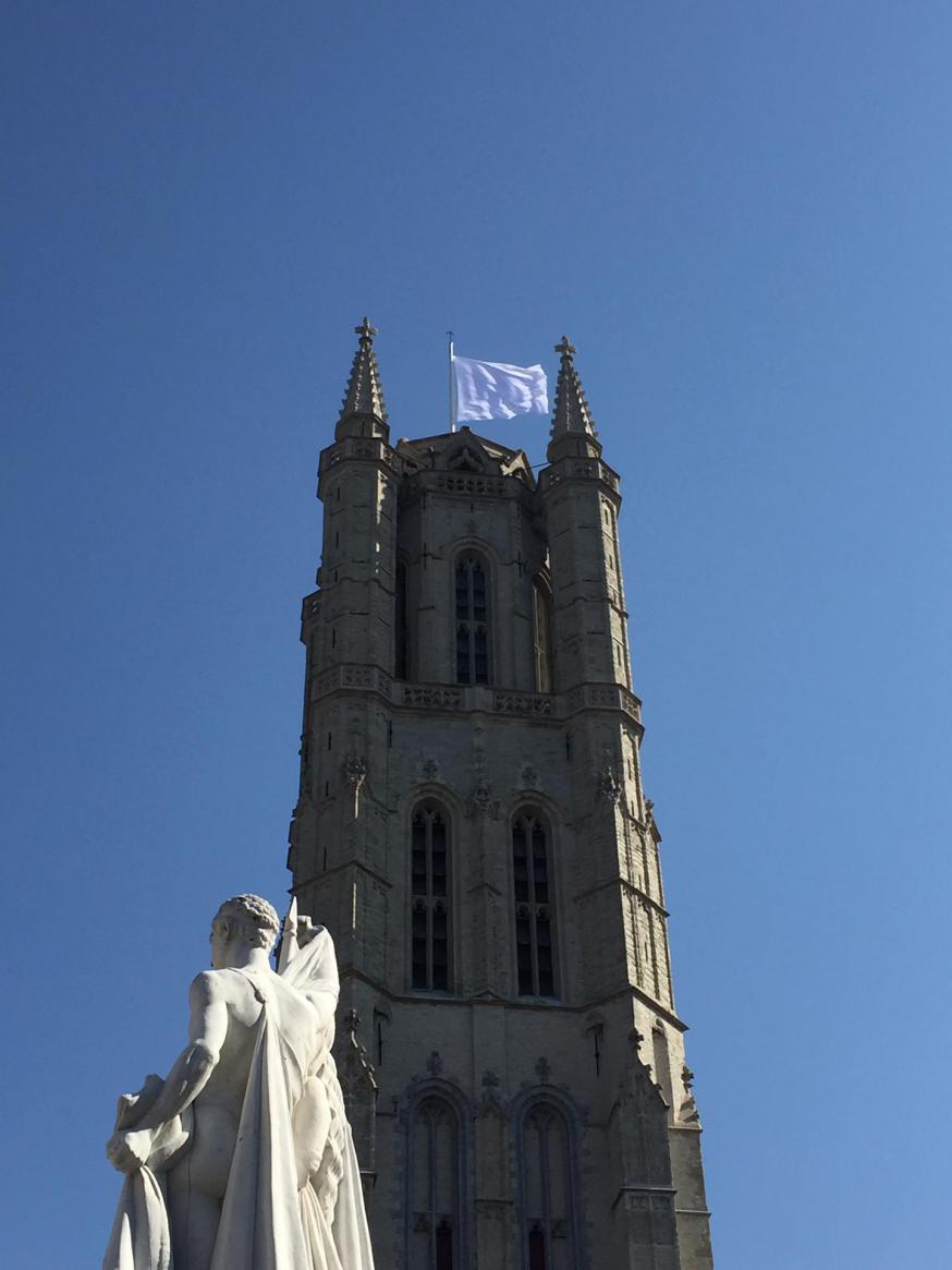 Witte vlag op Sint-Baafskathedraal © Sint-Baafskathedraal Witte vlag op Sint-Baafskathedraal © Sint-Baafskathedraal