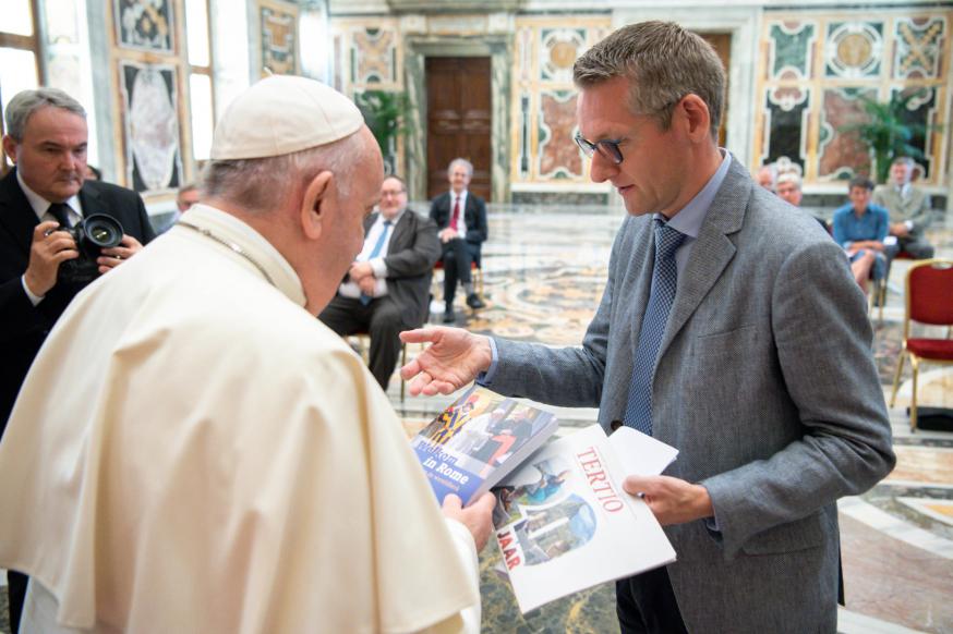 Emmanuel Van Lierde overhandigde zijn boek 'Welkom, in Rome' onlangs ook aan paus Franciscus © L’Osservatore Romano