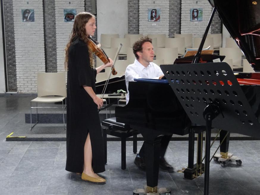 Charlotte Van Looveren (altviool) en vader David Van Looveren (piano) luisterden de stemmige concertmis van zondag 5 juli 2026 op. © Marjo Perry