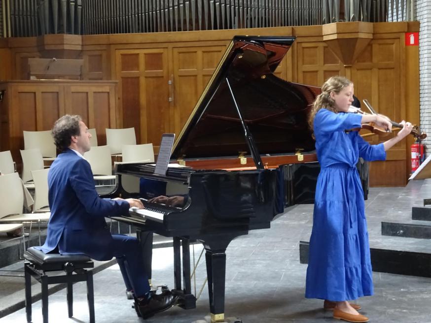 Aan de piano begeleid door haar vader David Van Looveren verzorgde altvioliste Charlotte de concertmis op zondag 1 juni. © Marjo Perry