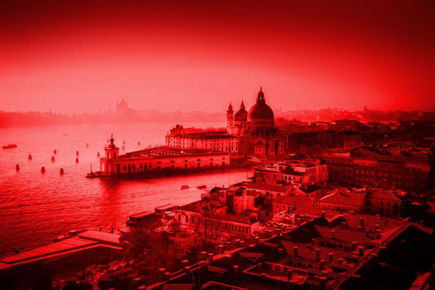 Ook het Canal Grende keurde rood in Venetië © Chiesa che Soffre