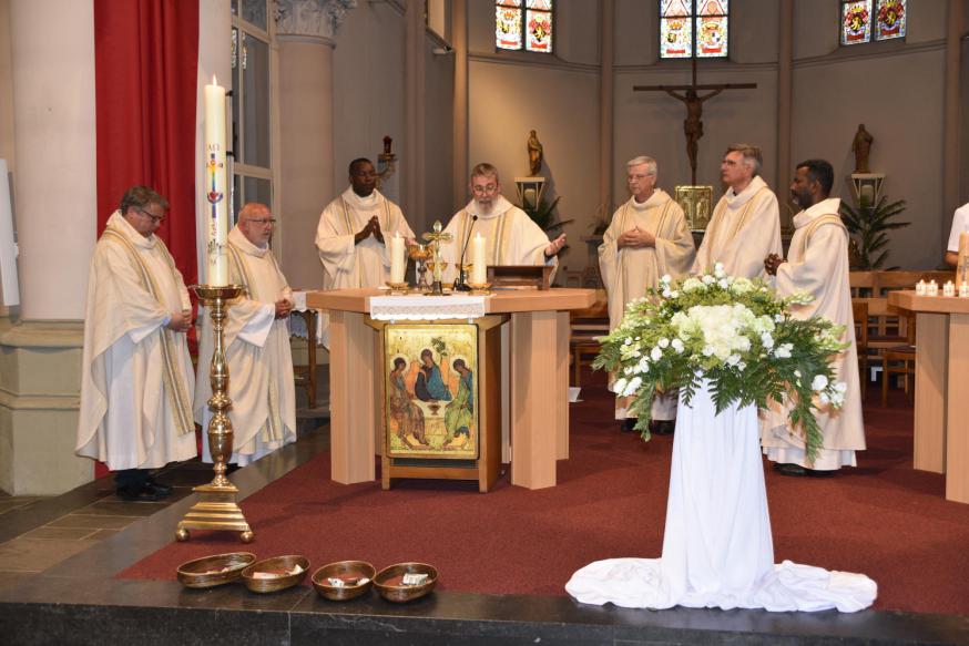Op de foto van links naar rechts: vicaris Bart Paepen, deken Lieven Snyers, deken Emmanuel Tomfiah, vicaris Wim Selderslaghs, mgr; Johan Bonny, deken Norbert Wauters en pater David. © Christa Damen
