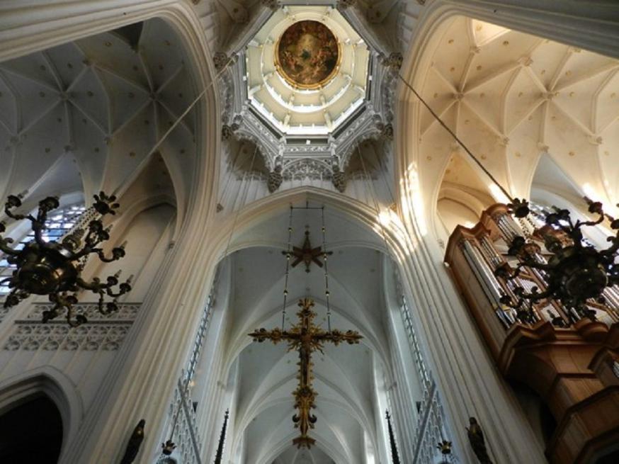 Binnenzicht van de vieringstoren van Onze-Lieve-Vrouw-Ten-Hemel-Opgenomen-kathedraal van Antwerpen © TOPA