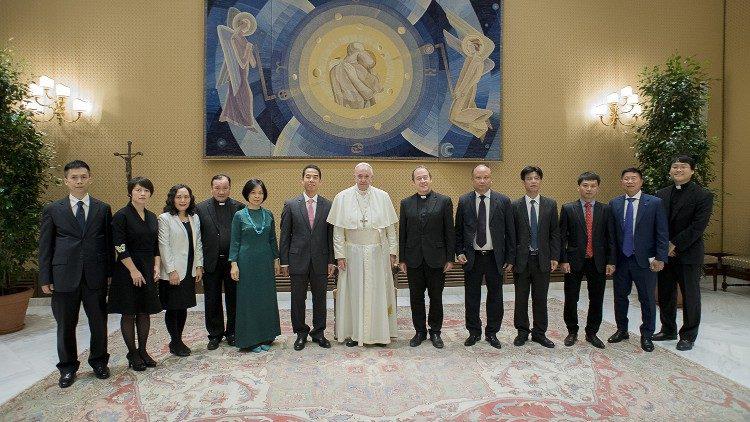 Paus ontmoet de deelnemers van de gesprekken over Vietnam © Vatican Media