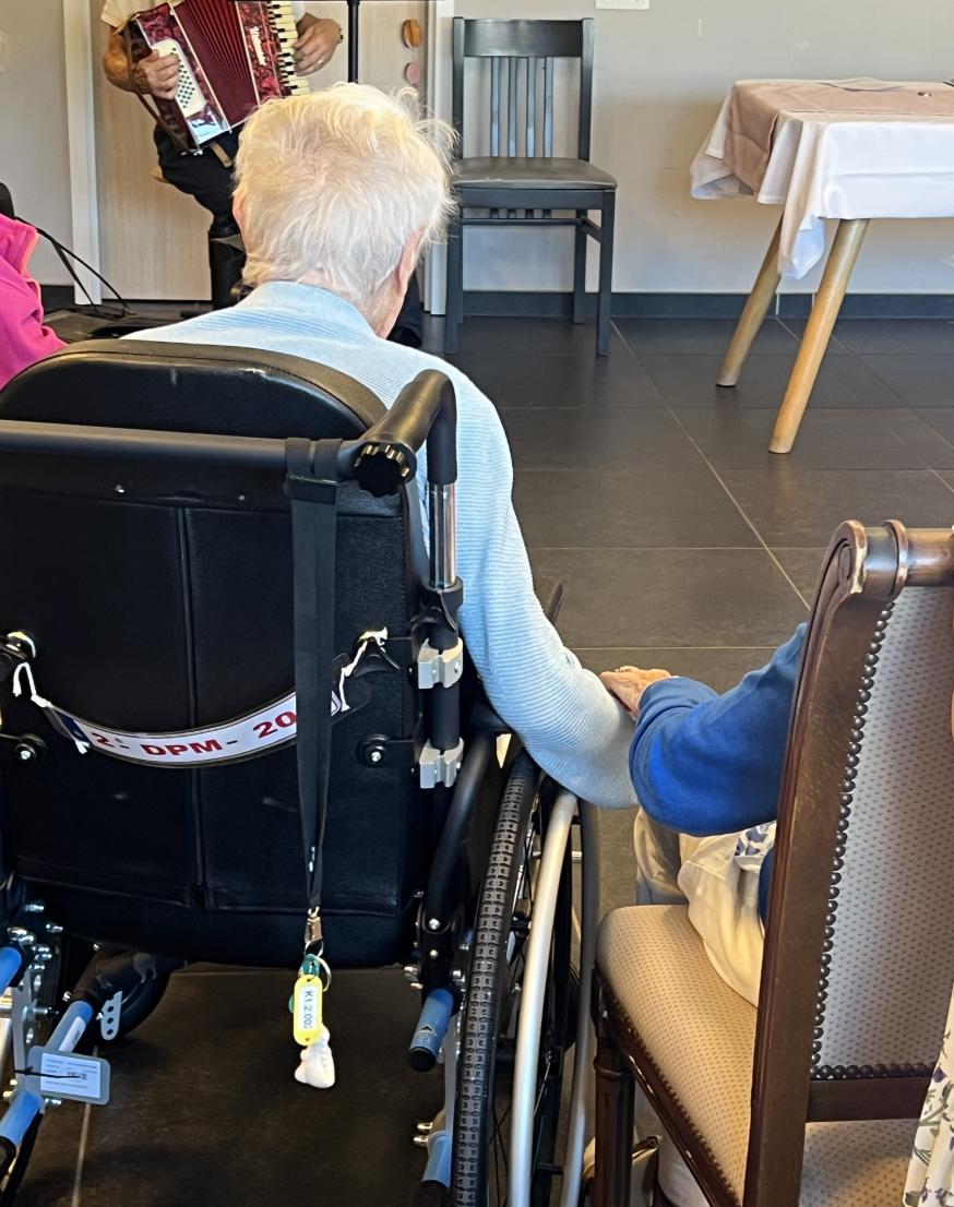 Uit ontroering wordt een hand gereikt aan de ander, een mooi gebaar 