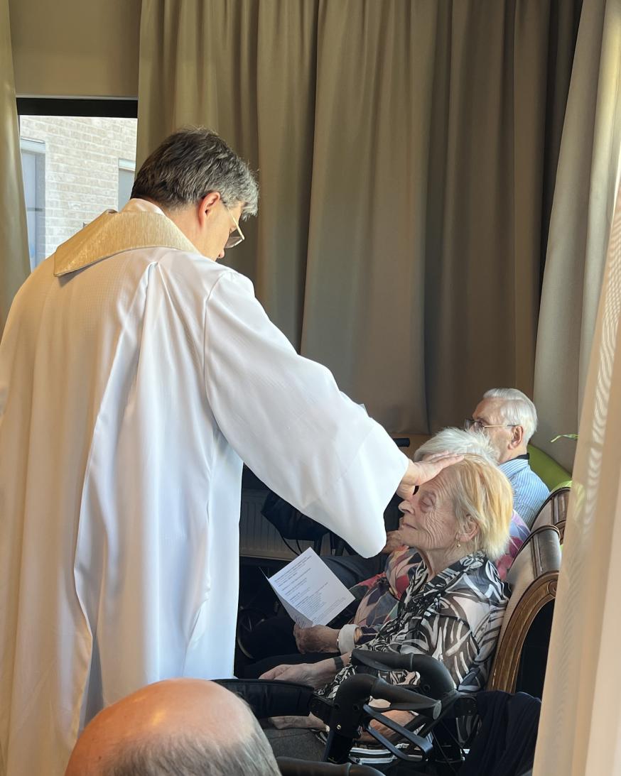 Priester David dient de ziekenzalving toe 