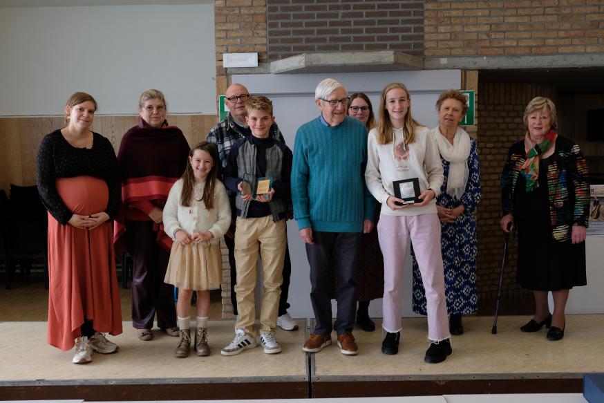 De winnaars van de voordrachtwedstrijd met de voltallige jury en met Roger Vervaet 