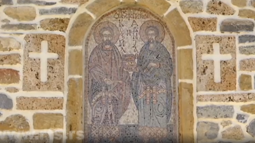 Icoon in de voorgevel van de kloosterkerk in Zociste, die de heiligen Cosmas en Damianus voorstelt; het klooster werd tijdens de oorlog in Kosovo vernield, maar is intussen gerestaureerd © www.rts.rs Icoon in de voorgevel van de kloosterkerk in Zociste, die de heiligen Cosmas en Damianus voorstelt; het klooster werd tijdens de oorlog in Kosovo vernield, maar is intussen gerestaureerd © www.rts.rs