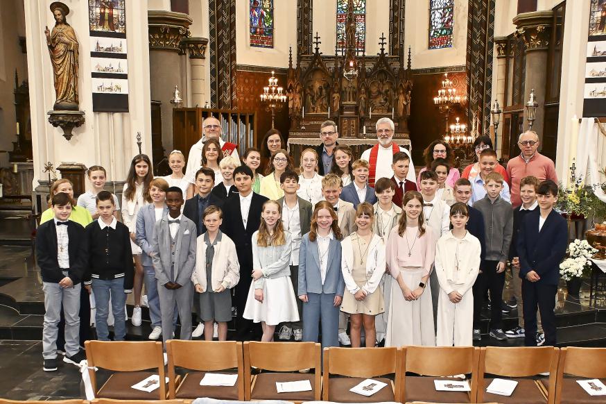 In de viering van 9 uur werden kinderen gevormd uit de scholen Het Kompas, De Klimop, De Sterappel en De Eeckberger (allemaal Sint-Gillis-Waas) © Close Up Els Buys