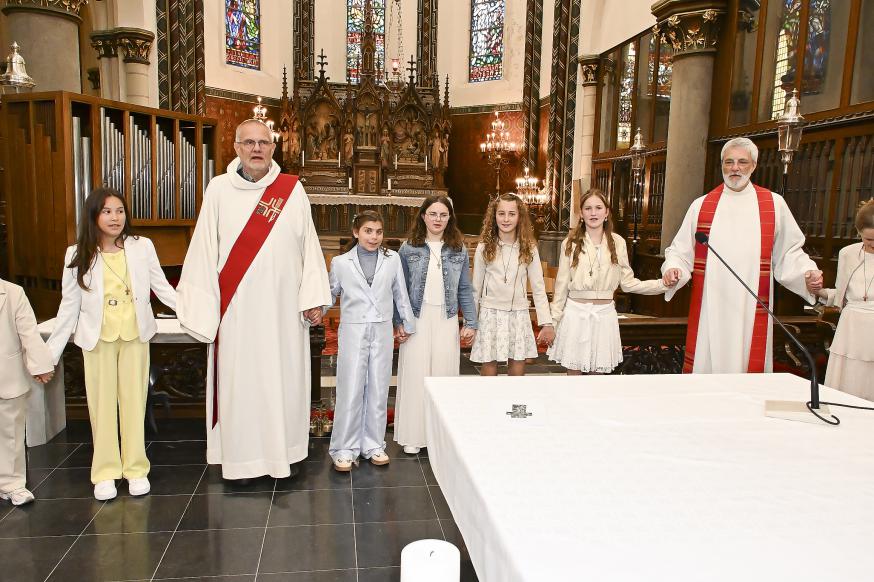 Vormelingen rond het altaar bij het onzevader bidden © Close Up Els Buys