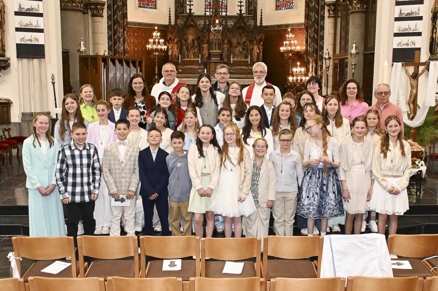 Om 11 uur kwamen de kinderen uit De Hoge Geest (De Klinge), De Zandloper (Sint-Pauwels), GOM (Meerdonk), 2 kinderen uit Stekene en scholen buiten de parochie. © Close Up Els Buys